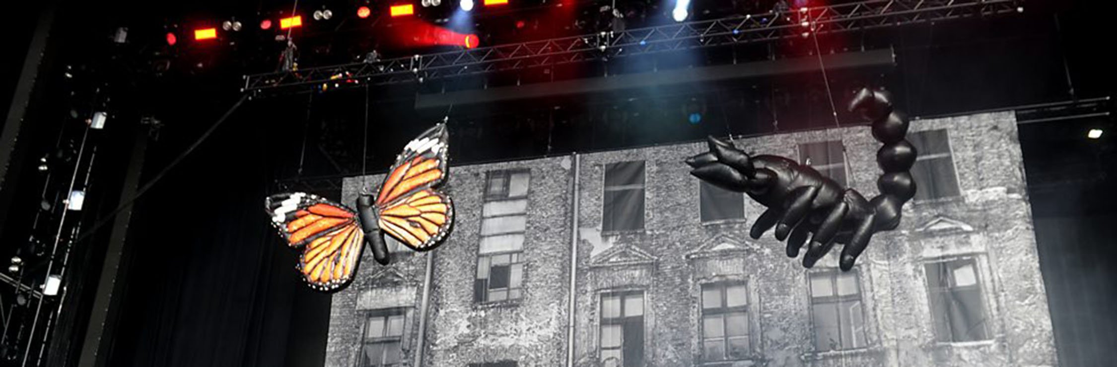 inflatable-props-hung-on-stage-top-bottom