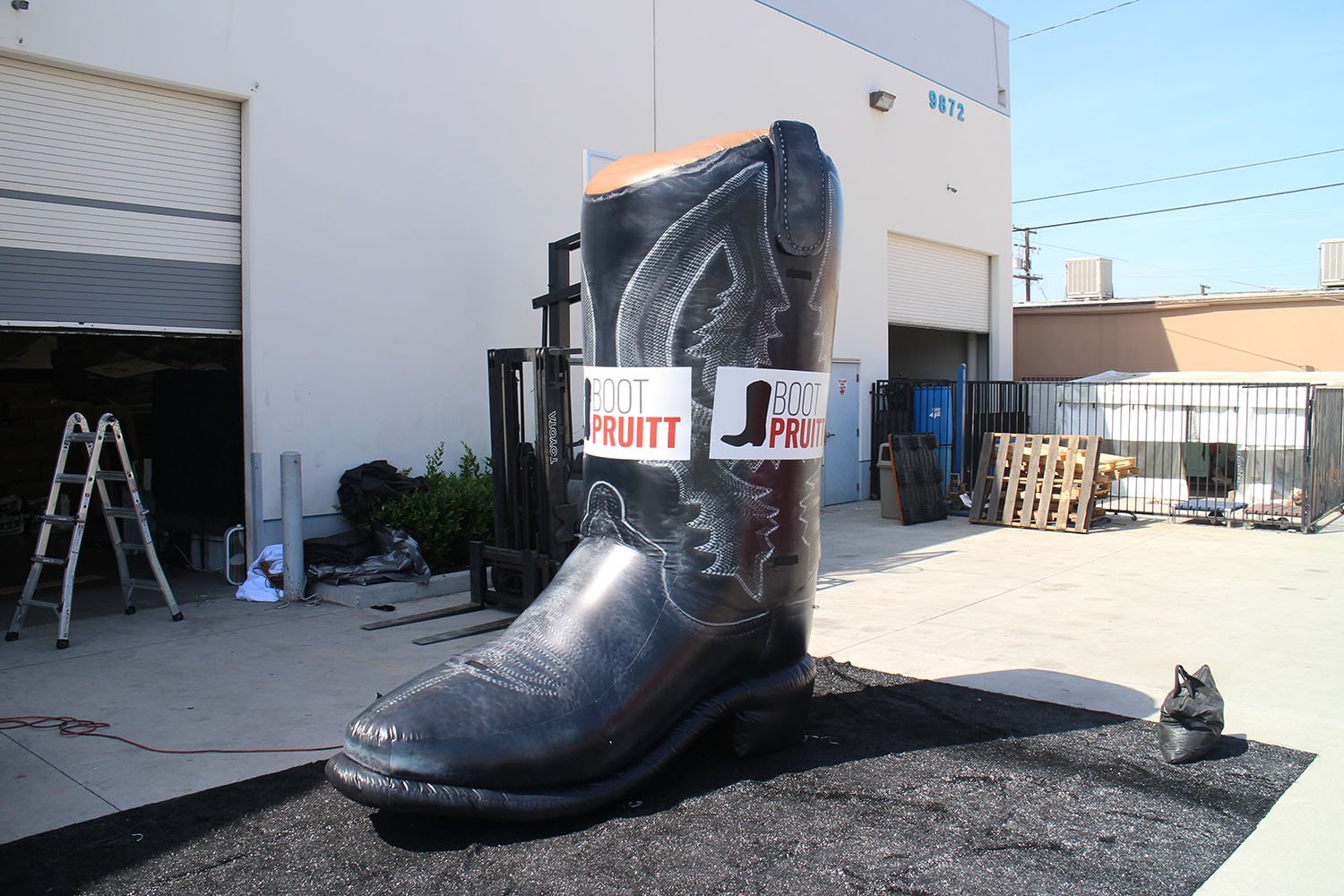 cowboy-boot-inflatable